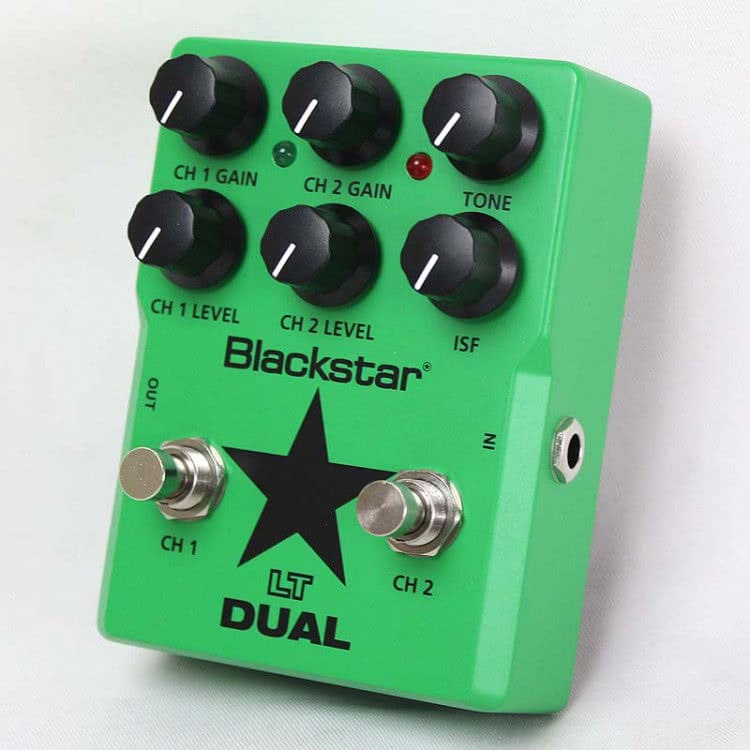 Blackstar LT-DUAL LT-DUAL Blackstar, гитарная педаль, 2-канальный дисторшн. Двухканальная модель LT DUAL предлагает уникальную гибкость эффекта "дисторшн". Первый канал позволяет настроить сигнал от чистого до овердрайва, с плавной регулировкой усиления. Канал 2 работает в более "горячем" сегменте - начиная с уверенного "кранча", вы можете усилить сигнал до мощного "lead-дисторшна". Вместе с LT DUAL ваш усилитель превратится в настоящую трех-канальную "махину" звука. Запатентованная схема ISF (Infinite Shape Feature), имеющая практически бесконечный диапазон изменения звучания, позволяет получить традиционные характеры звука - от британского до американского, с множеством промежуточных вариантов настроек, а уникальная схема управления перегрузкой создает ламповый оттенок и характерную компрессию, которые подходят для самых разных стилей игры. Педаль LT DUAL имеет независимые регулировки усиления и уровня для каждого из каналов, при этом регуляторы тона и ISF являются общими. Данная модель обладает прочным корпусом и небольшими размерами, поэтому она идеально подойдет для гастролирующих гитаристов, работающих с педалбордами.